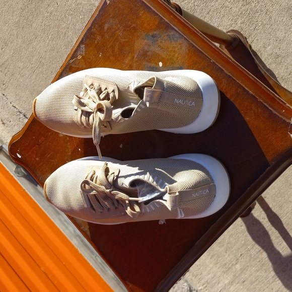 Woman is Nautica shoes s 91 - Picture 4 of 4